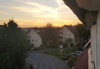 !!! Sofort beziehbar !!! Helle 3,5-Zi.-DG-Wohnung mit Balkon & EBK – frisch renoviert, zentrumsnah