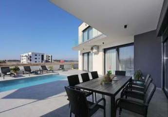 Schöne, neu erbaute Villa mit beheiztem Pool bei Zadar