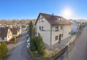 ATIK: Freistehendes Zweifamilienhaus mit Anbau auf großem Grundstück