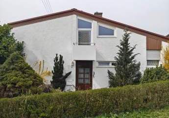 Mid-century Einfamilienhaus aus den 60ern - 7 Zimmer, 2 Gärten, 2 Balkone und Garage mit Gartenhaus