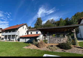 Geräumiges Einfamilienhaus mit Doppelgarage in Neuschönau