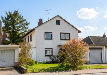 Freistehendes Zweifamilienhaus mit Pool und gewachsenem Garten