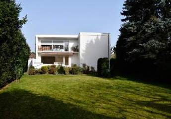 Attraktives großzügiges Zweifamilienhaus im Bauhausstil in Darmstadt-Arheilgen