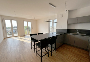 Helligkeit & Eichenholz: Barrierefreie 3-Zimmer-Wohnung mit West-Dachterrasse & Fernblick.