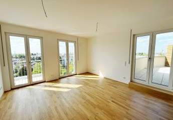 Helligkeit & Eichenholz: Barrierefreie 3-Zimmer-Wohnung mit West-Dachterrasse & Fernblick.