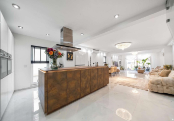 Privatverkauf – Luxuriös kernsaniertes Reihenendhaus in Frankfurt-Praunheim (ohne Maklerprovision)