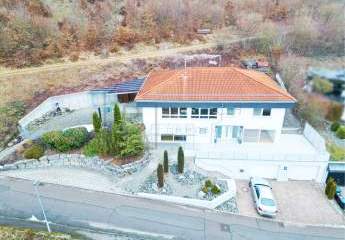 Massiv gebautes Wohnhaus mit Einliegerwohnung, Kamin und Waldrandlage