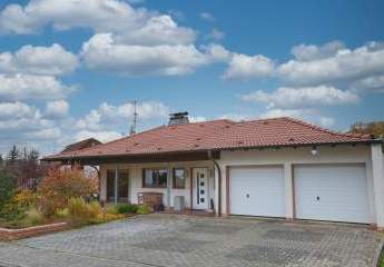 Stilvoller Bungalow mit separater ELW, Doppelgarage & großem Grundstück