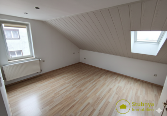 Zwei Zimmer Dachgeschosswohnung mit zwei Bädern