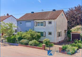 Sanierungsbedürftige Doppelhaushälfte mit Garten, Balkon und Garage