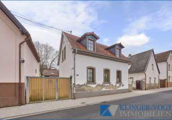 ** Reparaturbedürftiges freistehendes Einfamilienhaus **  in Haus-/Hofbauweise!