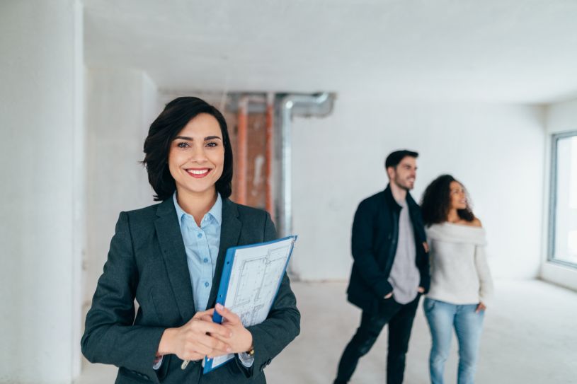 Für den Verkauf des Eigenheims einen Makler zu beauftragen ist Vertrauenssache. Foto: ©iStock.com/martin-dm